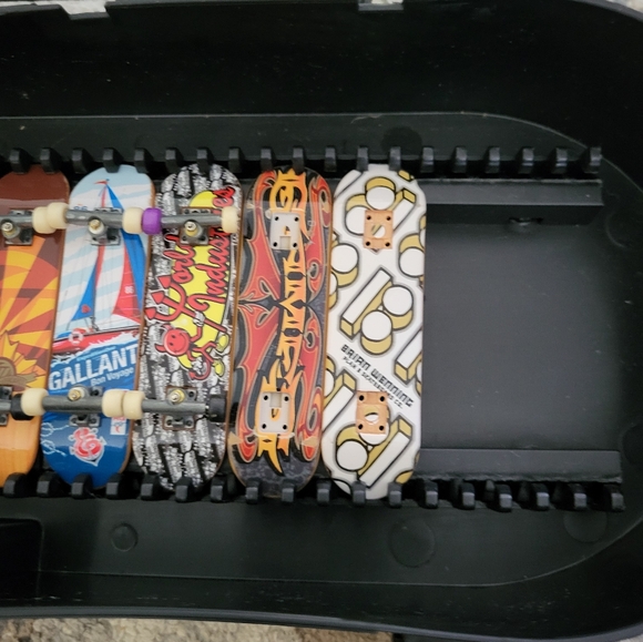 Tech Deck Oval Shaped Carrying Case with 15 fingerboard mini Skateboards - Picture 9 of 14
